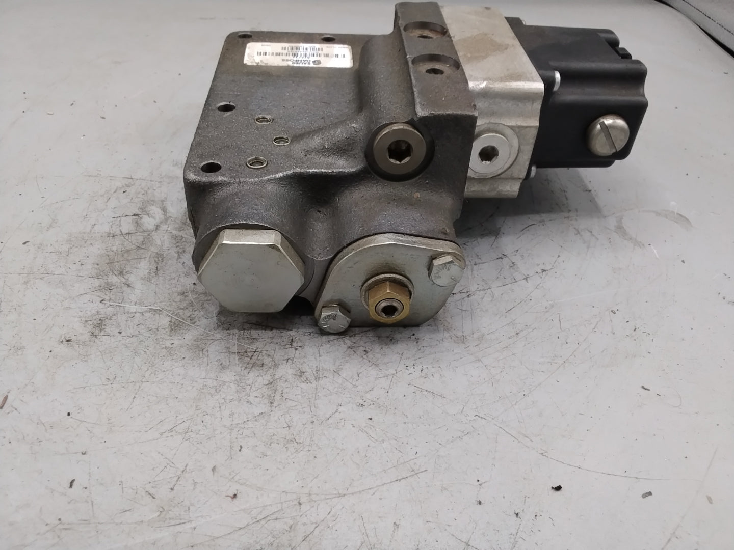 Sauer Danfoss MCV116A3101 Pressure Control Pilot auf MCV104A5926E