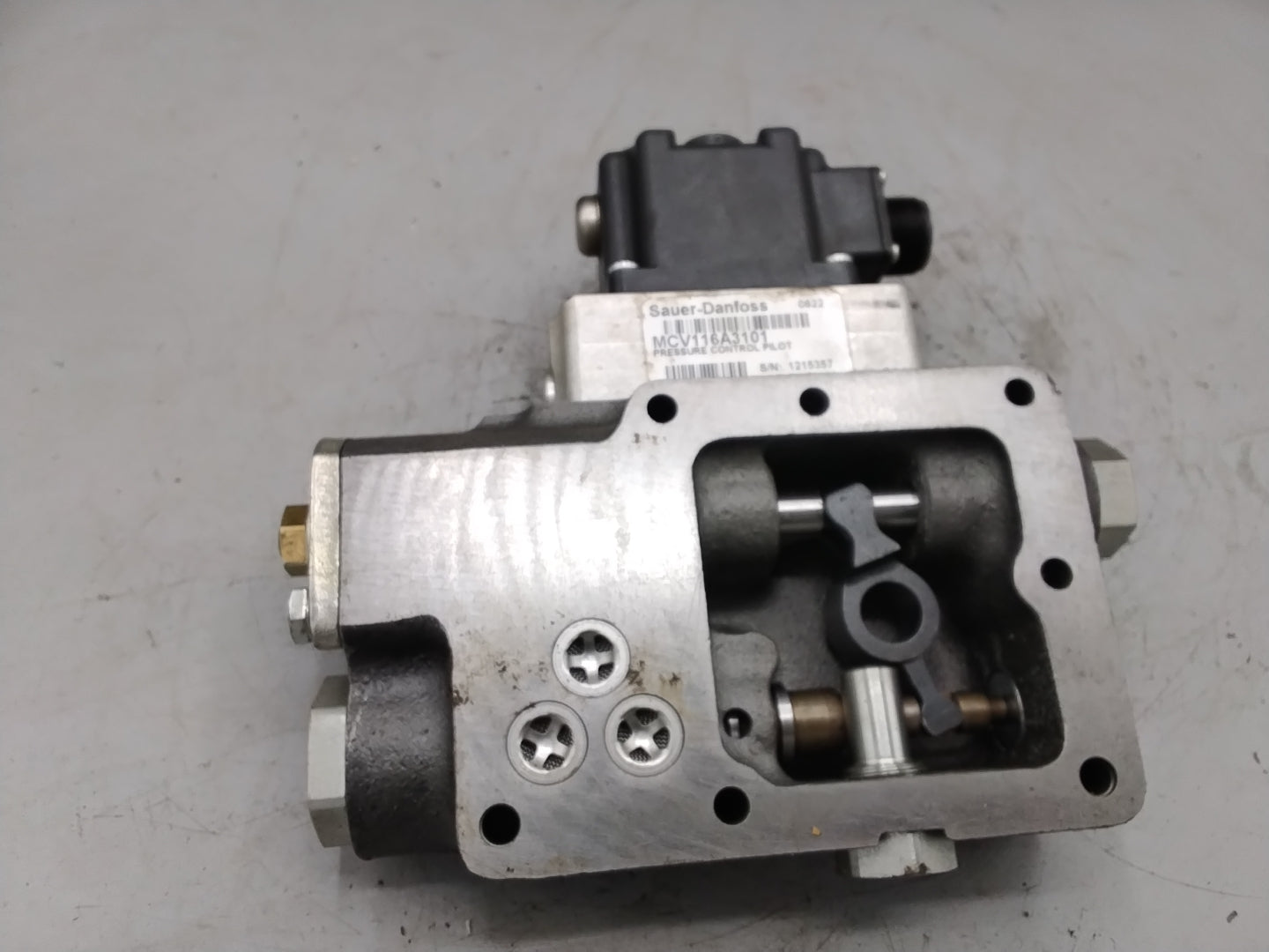 Sauer Danfoss MCV116A3101 Pressure Control Pilot auf MCV104A5926E