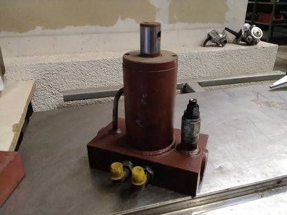DW-Hydraulikzylinder mit integrierten Ventil