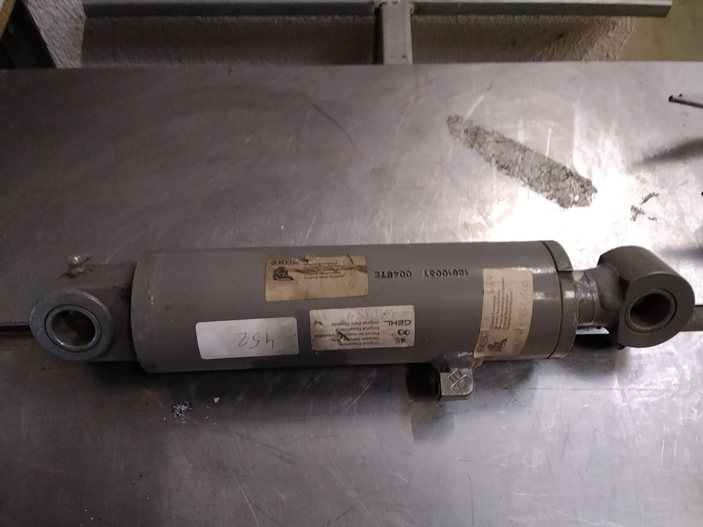 Doppelwirkender Hydraulikzylinder GEHL 482400931100