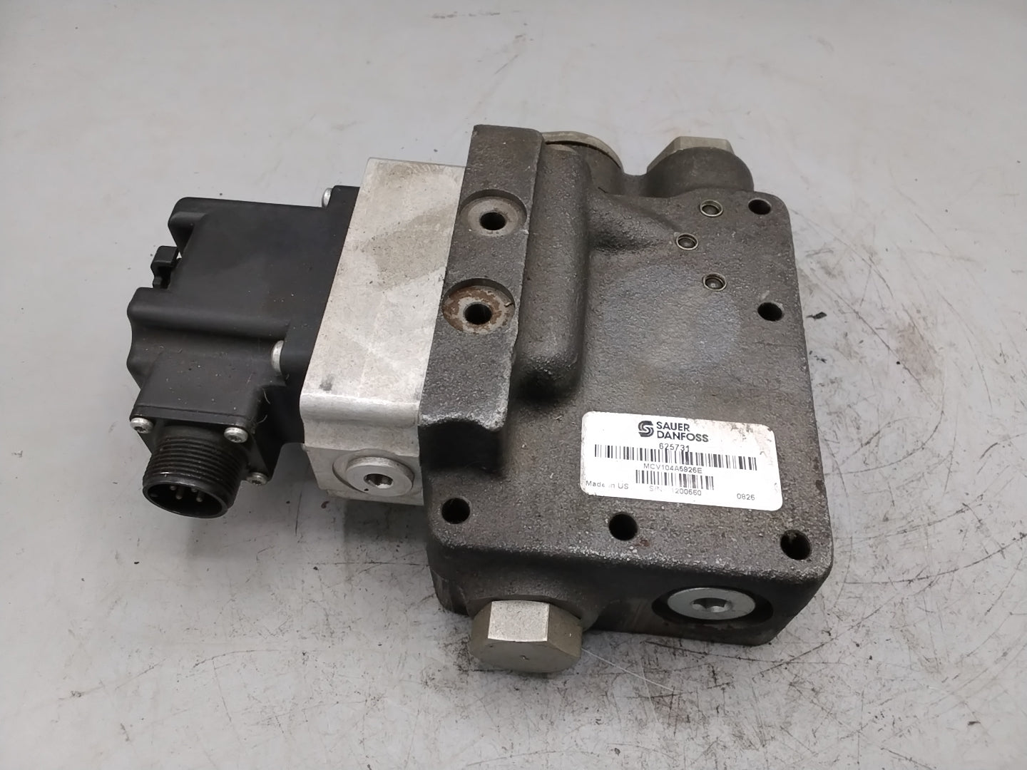 Sauer Danfoss MCV116A3101 Pressure Control Pilot auf MCV104A5926E